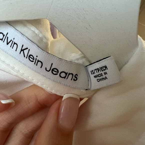CALVIN KLEIN JEANS Cropped Long Sleeve White Shirt in XS - Picture 11 of 11